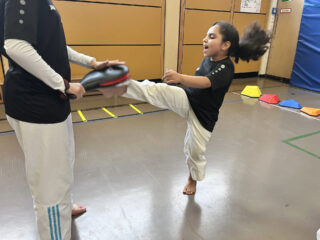 🥋 Stark. Schnell. Selbstbewusst. 🔥
Im Taekwondo trainieren unsere Kinder Technik, Koordination, Konzentration und Selbstvertrauen – Schritt für Schritt und mit viel Freude am Training.

💪 Jede Einheit macht uns ein Stück stärker.

📍 Red Phoenix Taekwondo
🌐 www.tkd-red-phoenix.de

#RedPhoenix #Taekwondo #KinderTaekwondo #Kindertraining #MartialArts #Selbstvertrauen #Koordination #TaekwondoKids
